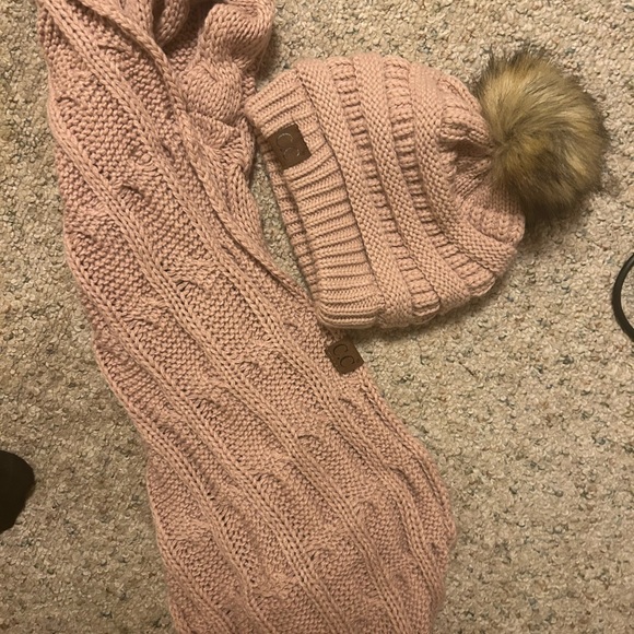 C.c hat and scarf - Picture 2 of 2
